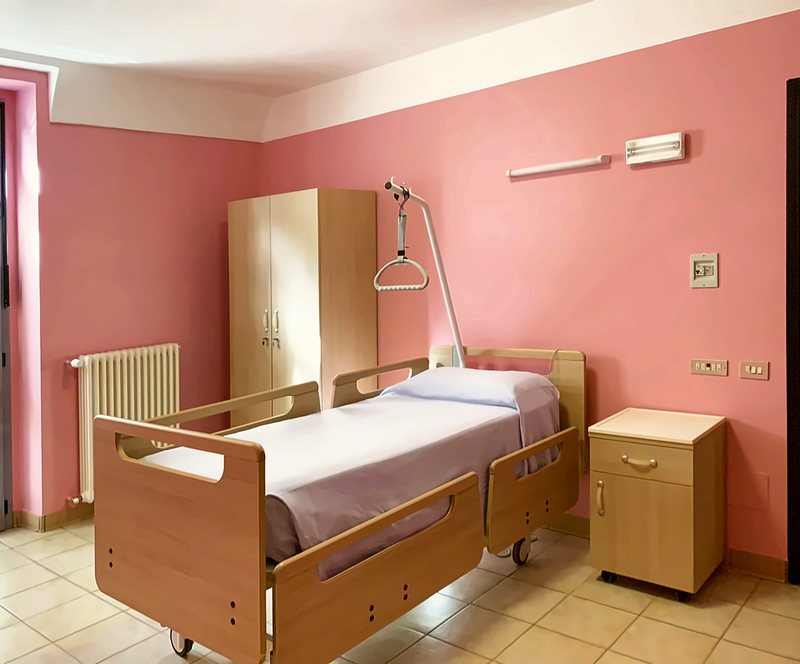 Camera luminosa con porta finestra, letto articolato e comodino