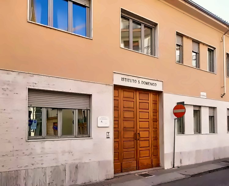 Facciata dell'Istituto con il portone in legno e la scritta Istituto S. Domenico
