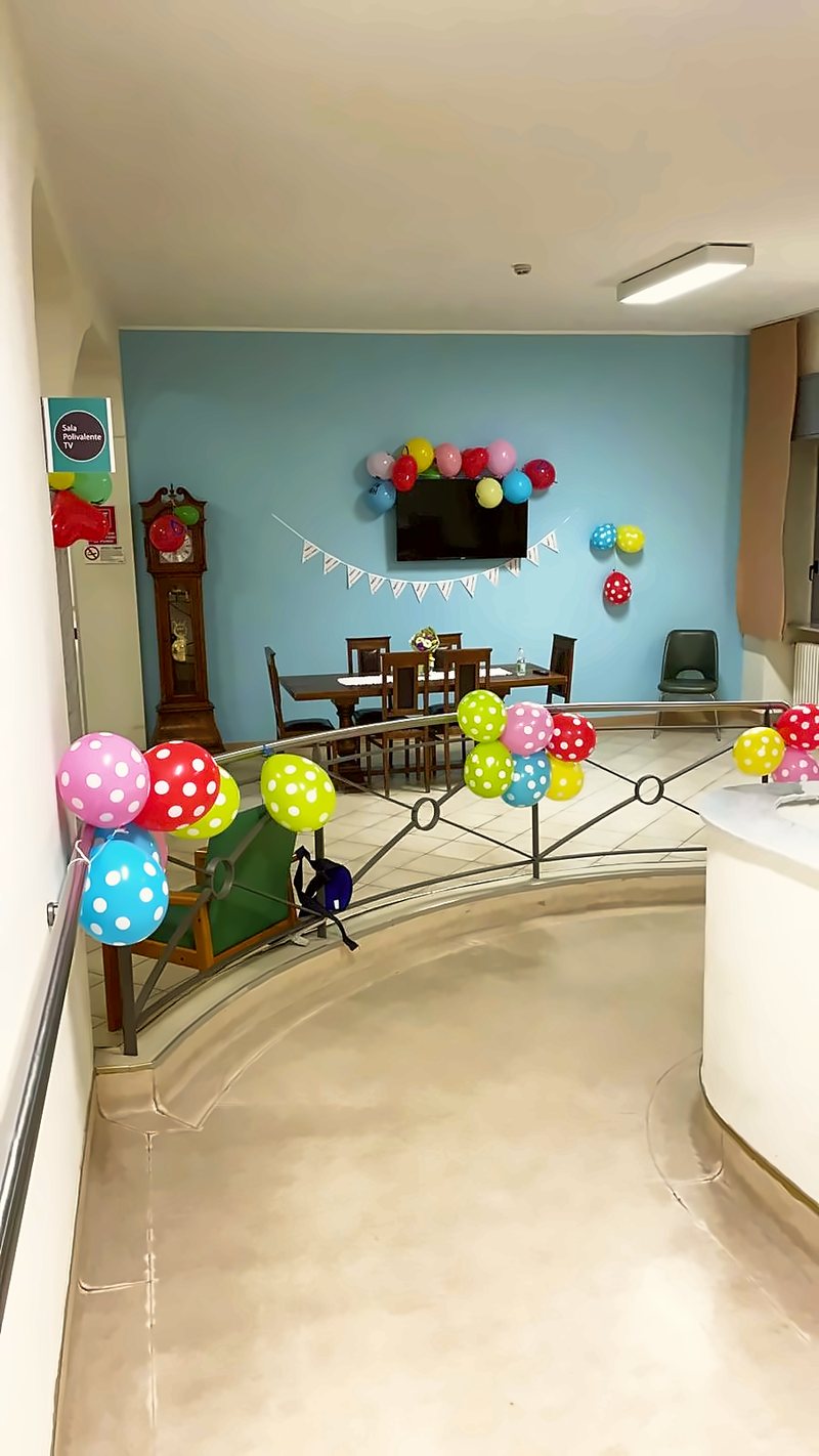 Soggiorno decorato con palloncini e festoni